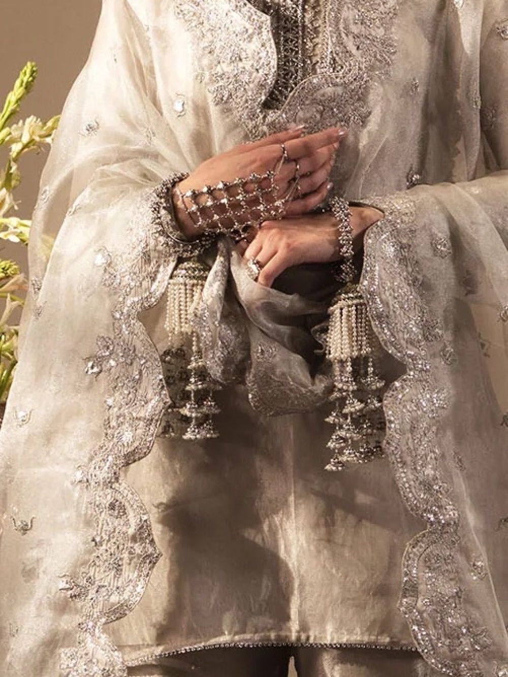 HIFSA FAROOQ PAKISTANI DESIGNER JUNGJU HANDPIECE HANDCHAIN